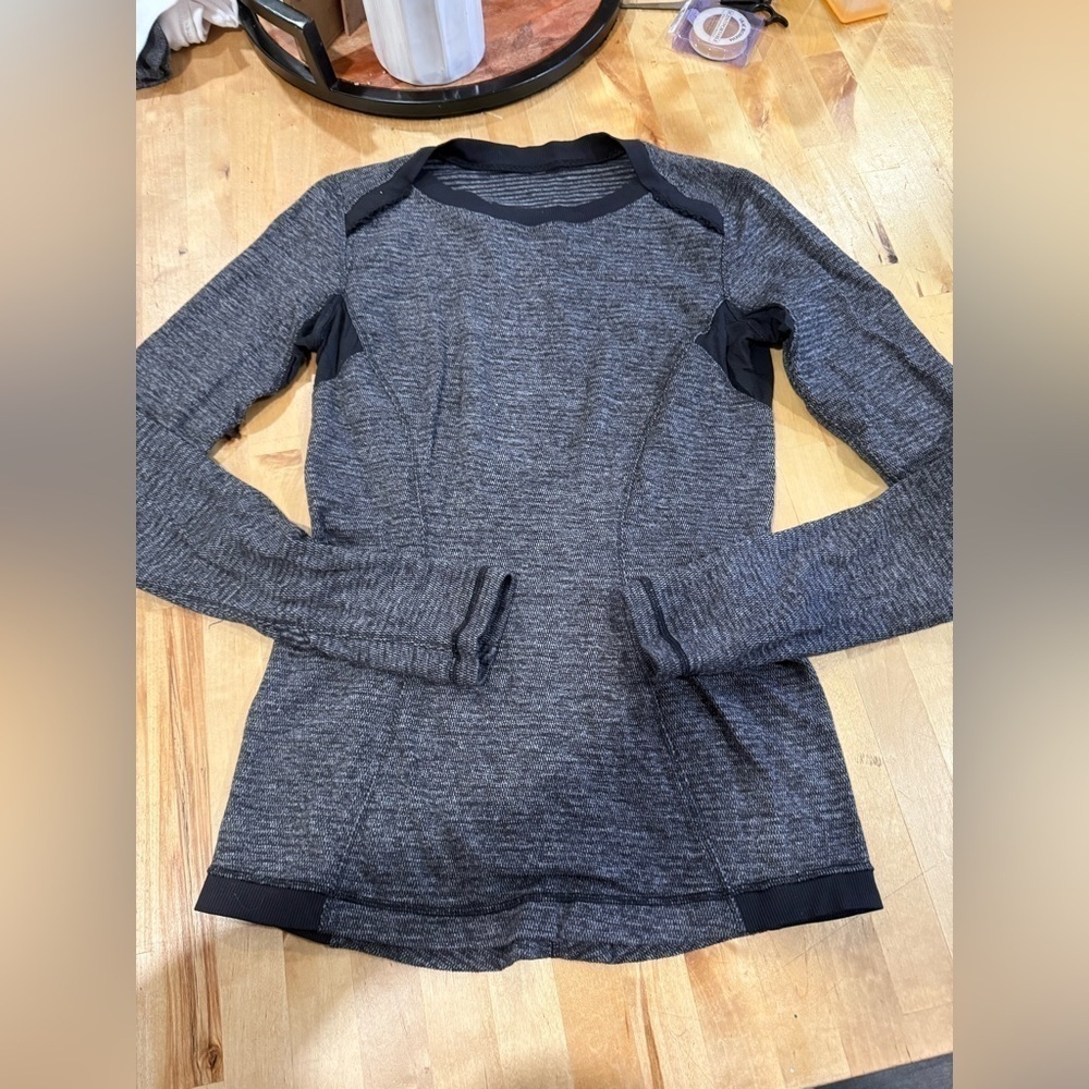 LULULEMON Base Runner Long Sleeve size 6 Mini Check Pique Black Heathered Ruffle